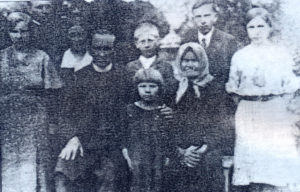 Родина Бандери, позаду другий справа – Степан
