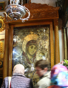 Ікона усміхненої Діви Марії у церкві Різдва.