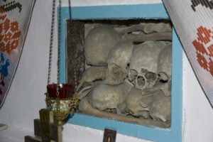 Саркофаг, у якому зберігаються останки полеглих козаків.