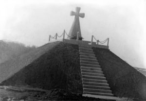 Могила репресованих на чортківському цвинтарі із християнським оберегом (насипана у 40-і рр. ХХ ст., упорядкована в листопаді 1989 р.)