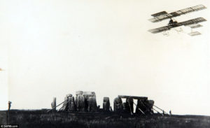 На військових навчаннях у Солсбері, під час польоту над Стоунхенджем вперше в Англії було послано повідомлення по радіо з аероплана. 1910 рік.