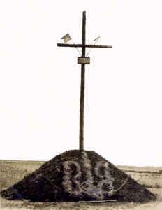 Могила з хрестом, насипана у ніч з 21 на 22 травня 1943 р. місцевим населенням під проводом ОУН над похованням 52-з в’язнів чортківської тюрми, розстріляних німецькими фашистами між Ягольницею і Чортковом. Світлина Степана Максиміва 1943 року.