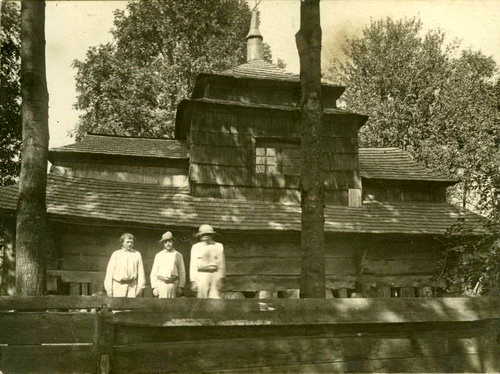 Церква Успіння Пресвятої Богородиці в селі Долобів 
на Самбірщині (1610). Фото 1900-ті рр.